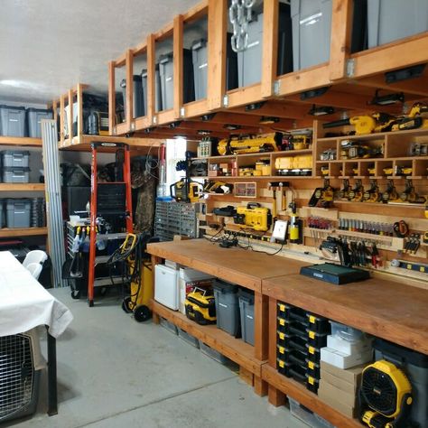 Officine In Garage, Garage Workshop Layout, Garage Workbench Plans, Garage Workshop Plans, Plan Garage, Garage Storage Inspiration, Garage Atelier, Garage Workshop Organization, Workshop Layout