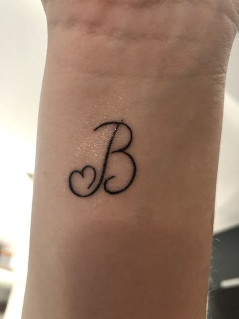 Letter B Tattoo, Tattoo Design For Hand, Cute Finger Tattoos, Hand And Finger Tattoos, Cute Hand Tattoos, Pretty Hand Tattoos, फोटोग्राफी 101, Tattoos For Black Skin, Парные Тату