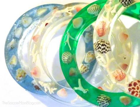 Diy Coral, How To Make Resin, Diy Jewelry To Sell, Shell Crafts Diy, Resin Bangles, Candy Jewelry, Make Your Own Jewelry, Beach Crafts, Seashell Crafts