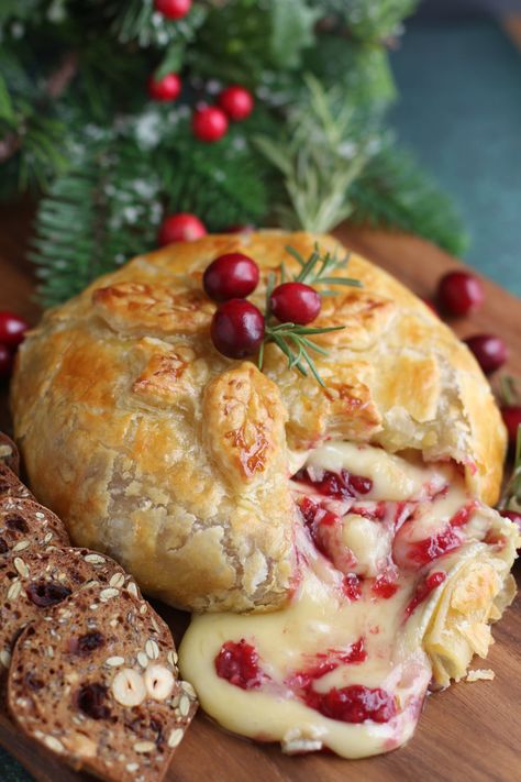 Bri Cheese And Cranberry Appetizer, Bri Recipes Baked Brie, Brie Raspberry Puff Pastry, Baked Brie In Puff Pastry Raspberry, Baked Brie In Puff Pastry Cranberry, Raspberry Brie Puff Pastry, Brie Baked In Puff Pastry, Bri Cheese Appetizer Baked Brie, Appiterzers Easy Recipes Fall