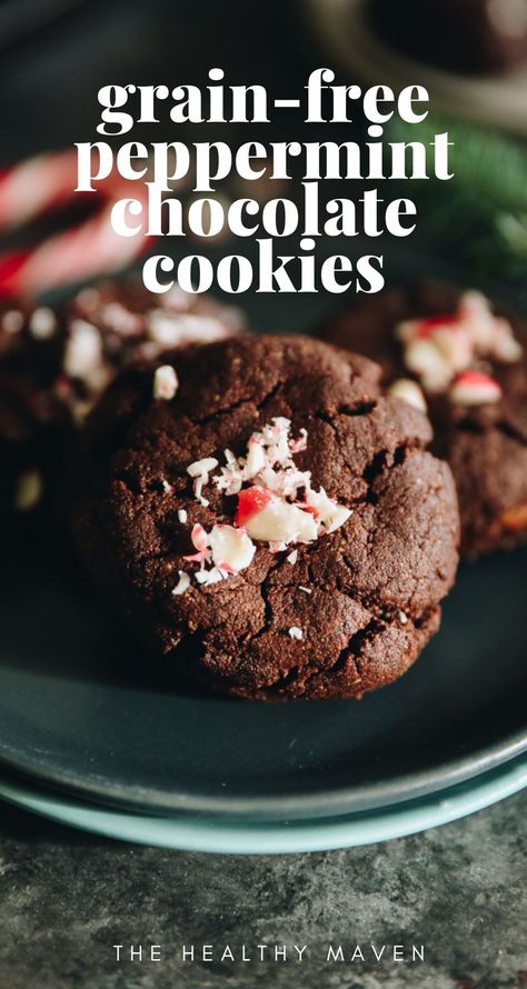 A recipe for Healthy Peppermint Chocolate Cookies that are grain-free, paleo and made in one-bowl. They’re not short on delicious, sweet flavor though and are perfect for your next holiday get-together or cookie bake-off! Minty Desserts, Chocolate Covered Banana Bites, Chocolate Avocado Brownies, Paleo Christmas, Strawberry Oatmeal Bars, Blueberry Crumble Bars, Chocolate Peppermint Cookies, Cookies Vegan, Peppermint Cookies