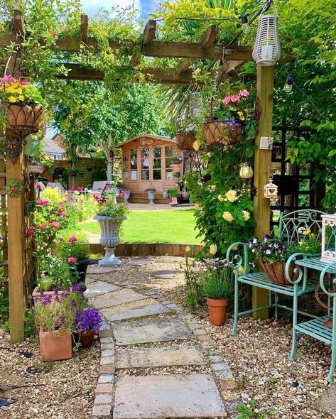 Garden Nook, Courtyard Gardens Design, Garden Makeover, Garden Yard Ideas, Plants And Flowers, Courtyard Garden, Garden Structures, Garden Layout, Outdoor Landscaping