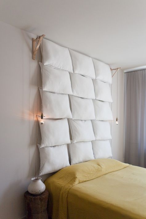 bedroom lighting simple edison style pendants pillow headboard Appartement New York, Wooden Wall Design, Ikea Pillows, Pillow Headboard, White Bathroom Designs, Creative Wall Decor, Modern Ideas, Headboard Wall, Diy Headboard