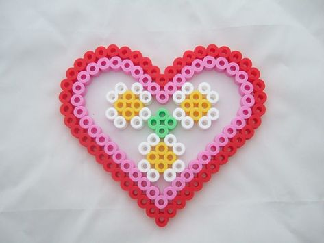 Perler Beads Heart Pattern, Pyssla Ideas Heart, Heart Perler Bead Patterns, Melty Bead Designs, Christmas Perler Beads, Melty Bead Patterns, Perler Ideas, Easy Perler Beads Ideas, 3d Perler Bead