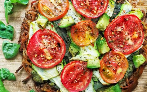 Spiralized Potato Crust Pizza With Kale Pesto [Vegan, Gluten-Free] - One Green PlanetOne Green Planet Potato Crust Pizza, Cheesy Pasta Recipes, Pizza Vegana, Potato Crust, Kale Pesto, Plant Based Whole Foods, Veggie Meals, Flax Seed Recipes, Spiralizer Recipes