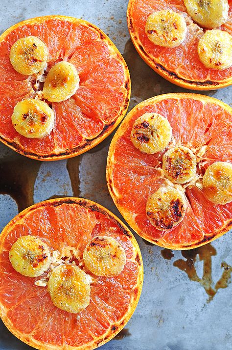 Broiled Grapefruits with Honey and Bananas Broiled Grapefruit, Paleo Vegetarian Recipes, Veggie Diet, Grapefruit Recipes, Fitness Recipes, Travel Secrets, Potato Fries, Think Food, Paleo Breakfast