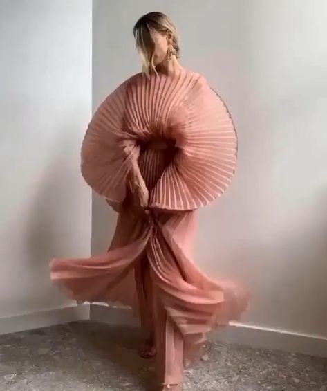 https://www.instagram.com/p/CGKHXTMBr2O/?igshid=1ahg6m77qeyew Fashion Show Guest Outfits, Graduation Dress Designs, Sunray Pleats, Maxi Dress Maternity, Cloud Dress, Pleats Fashion, Christmas Elegant, Pleated Fashion, Baby Shower Dress