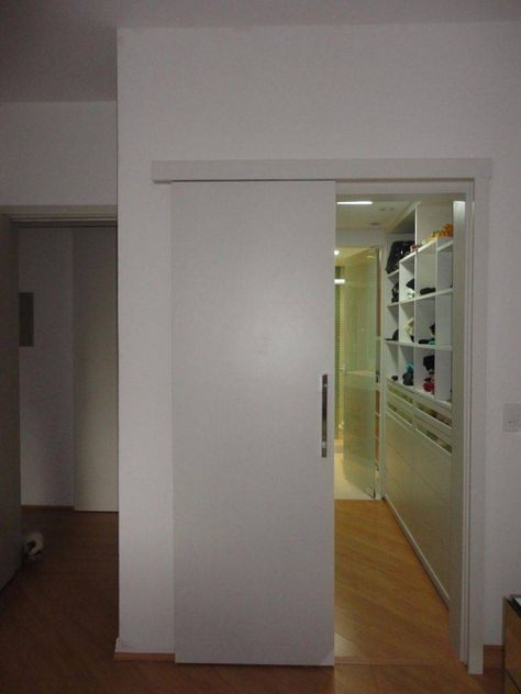 porta de correr no closet maria helena torres 101370 Ikea Closet Doors, Coat Closet Storage, Closet Doors Painted, Linen Closet Shelves, Small Linen Closets, Diy Closet Storage, Deep Closet, Ikea Apartments, Ikea Closet