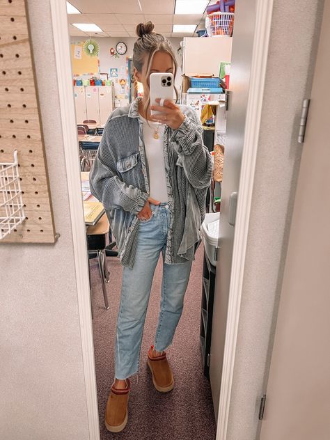 Cute Casual Jean Outfits Winter, Light Wash Jeans Outfit Teacher, Mom Jeans Teacher Outfit, Mom Appropriate Outfits, Cute Casual Teacher Outfits Winter, Mom Basic Outfit, Fall Outfit Mom Jeans, Winter Outfits With Mom Jeans, Outfits For 63 Degree Weather