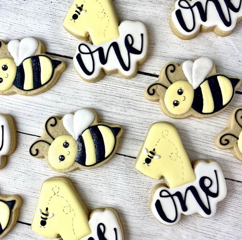 Bee Theme Cookies, Bee Cookies, Theme Cookies, Bee Day, Bee Theme, Cookie Cake, Baby Party, Baby Crafts, 1st Bday