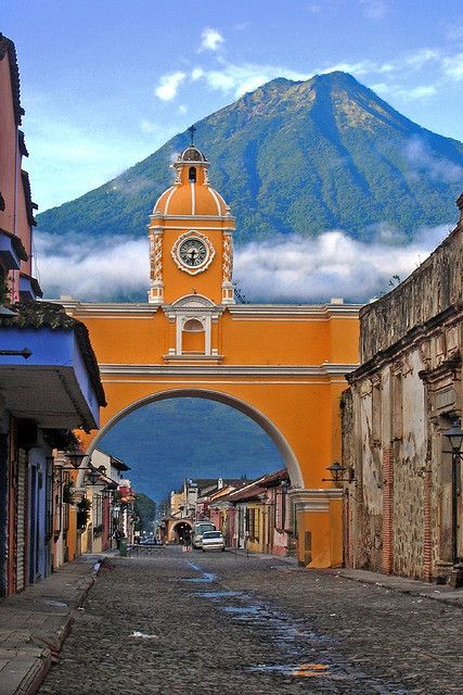 A view of Volcan de Agua and the Santa Catalina convent arch in Antigua, Guatemala. El volcán de Agua, visto desde el Arco de Santa Catalina, uno de los puntos de referencia de la Antigua Guatemala. Guatemala Travel, America Latina, Central America Travel, Santa Catalina, Tikal, Cozumel, Machu Picchu, Oh The Places Youll Go, America Travel