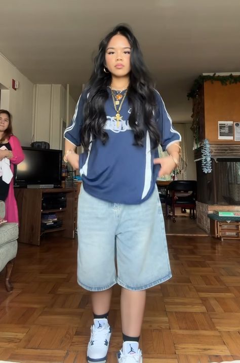 Outfit With Jorts And Crop Top, Jots Outfits, Oversized Jorts Outfit Women, Plus Size Outfits Streetwear, Joggers Outfit Summer, Summer Jorts Outfits, How To Style Jorts Women, Plus Size Jorts, Jorts Outfit Women’s