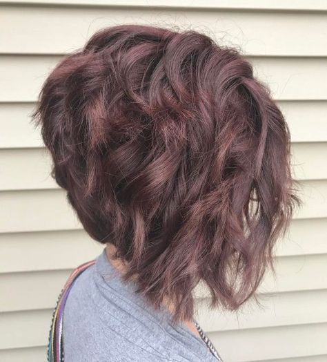 Short Inverted Bob with Shaggy Layers Curly Stacked Bobs, Stacked Hairstyles, Medium Hairstyle, Curly Hair Trends, Stacked Haircuts, Angled Bob Hairstyles, Inverted Bob Hairstyles, Stacked Bob Hairstyles, Wavy Bob Haircuts