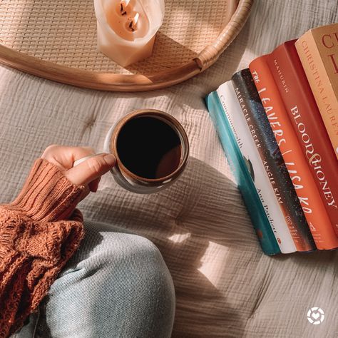 cosy book stack and coffee in natural light with candle Fall Book Pictures, Cute Book Photos, Bookstagram Picture Ideas, Book Instagram Ideas, Photography Book Ideas, Book Photo Ideas Instagram, Books Story Instagram, Fall Book Stacks, Book Vibes Aesthetic