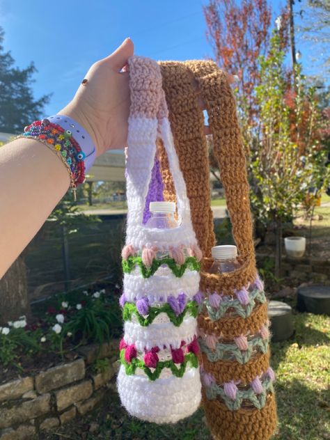 plz tell me yall see the lady bug :0 insta: ilyelisavet Crochet Water Bottle Holder, Crochet Tulip, Water Bottle Holders, Botol Air, Crochet Bags, Bottle Holder, The Lady, Lady Bug, Bottle Holders