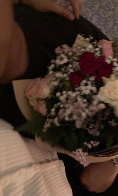 Flowers From Him Instagram Story, Girlfriend Flowers Bouquets, First Flowers From Boyfriend, Fake Flowers Snap, Rosen Snap, Getting Flowers From Him, Cute Couple Pics Faceless, He Got Me Flowers, Relationship Flowers