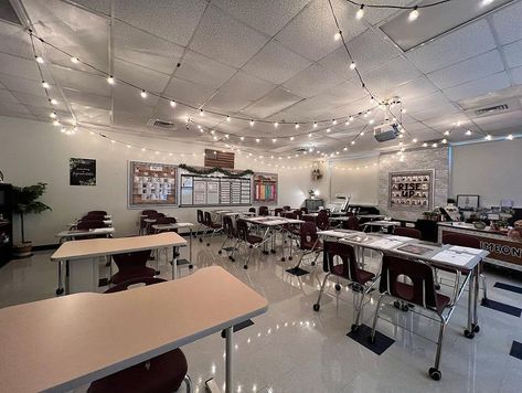 Boarding School Aesthetic Classroom, Tanishka Core, College Classroom Aesthetic, High School Classroom Setup, Cozy Classroom Ideas High School, Fancy Classroom, Classroom High School, Big Classroom, Teacher Barbie