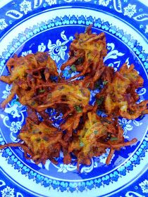 Scrumpdillyicious: Madhur Jaffrey's Onion Bhajias Madhur Jaffrey Recipes, Indian Feast, Madhur Jaffrey, Potato Fritters, Health Facts Food, Pakora Recipes, Popular Snacks, Vegetable Curry, Indian Snacks