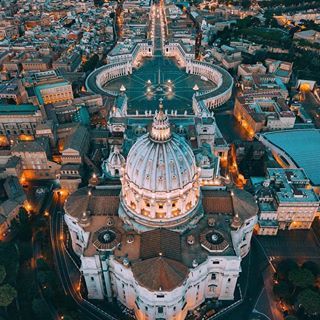 invites you to see this wonderful view, seen from above of the Vatican City, showing the whole St. Peter's Square, and Rome!#lifestylesuitesrome #piazzanavona #lifestyle #luxury #design #style #picoftheday #instapic #eternalcity #rome #Vaticano #visitrome Rome Italy Aesthetic, Le Vatican, Italy Aesthetic, Voyage Europe, Rome Travel, Vatican City, Beautiful Places To Travel, Best Places To Travel, Rome Italy