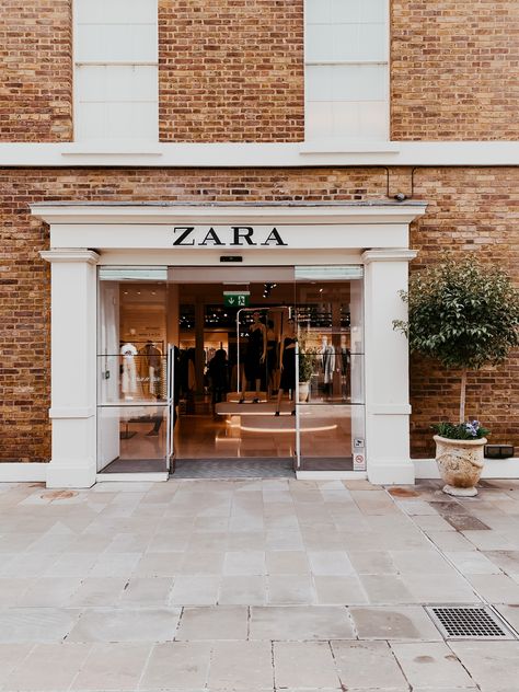 Pretty Zara shop in Sloane Square, London, with brick walls and a potted tree outside the front Sloane Square London, Zara Shop, Sloane Square, Brick Walls, Floral Display, Fake Flowers, Brick Wall, Cafe, Zara