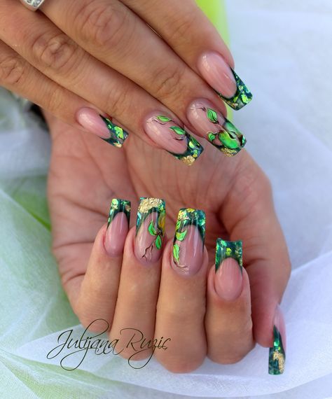 Nail art, nail design, ideas for you Poison Ivy Nails, Ivy Nails, Poison Ivy Makeup, Poison Ivy, Nail Spa, Gold Nails, Flower Nails, Green Nails, Blue Nails