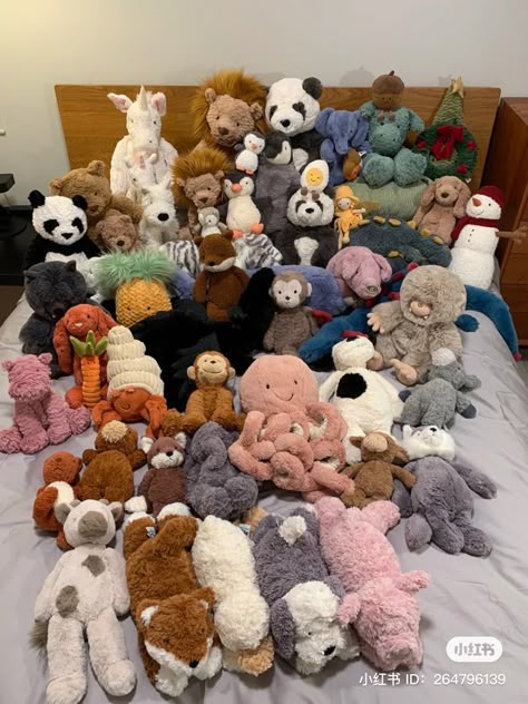 Stuffed Animal Collection Aesthetic, Stuffed Animal Bedroom, Pile Of Stuffed Animals, Stuffed Animal Collection, Jelly Cat, Jellycat Stuffed Animals, Christmas Room Decor, Birthday Wishlist, Cute Stuffed Animals