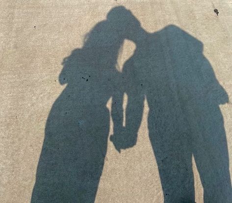 Thor Girl, Couple Shadow, Couples Hidden Face Pics, Friends Sketch, Love Couple Wallpaper, Bf Picture, Profile Pictures Instagram, Shadow Photos, Photo Album Quote