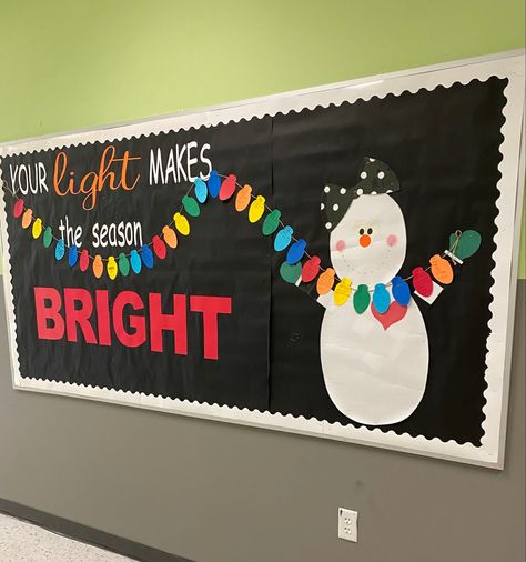 Pto Christmas Bulletin Board, Christmas Bulliten Boards Preschool, Holiday Classroom Bulletin Boards, Christmas Decor Bulletin Board, Christmas Decorations Bulletin Boards, Christmas Lights Bulletin Board Ideas, Bulletin Board Ideas For December, Winter Nurse Bulletin Board, Mickey Christmas Bulletin Board