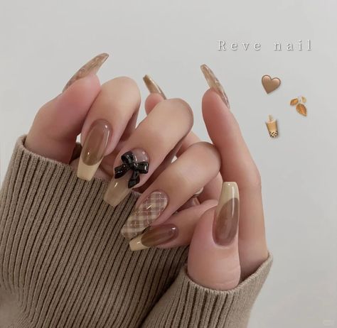 Nude Gel Polish, Plaid Nail Art, Chic Nail Designs, Gold Nail Designs, Elegant Nail, Elegant Nail Designs, Nude Nail Designs, Plaid Nails, Roasted Chestnuts