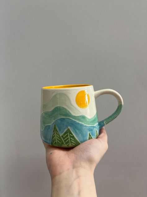 Ceramic Mug Painting Ideas Floral, Clay Mugs Painting, Coffee Cup Pottery Painting Ideas, Painted Pottery Mountains, Ceramic Mugs Designs, Mug Painting Ideas Mountains, Easy Hand Painted Mug Ideas, Mug Decoration Ideas, Mugs Hand Painted