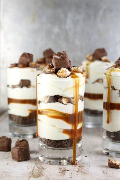 No Bake Snickers Cheesecake, Snickers Cheesecake Recipe, Mini Dessert Shooters, Snickers Torte, Dessert Shooters Recipes, Shot Glass Desserts, Shooter Recipes, Cheesecake Easy, Snickers Cheesecake