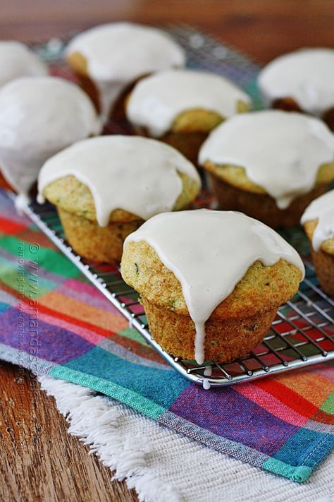 Zucchini Muffin Recipe - using a cake mix! Easy Zucchini Muffins, Lemon Zucchini Muffins, Zucchini Bread Muffins, Zucchini Cupcakes, Zucchini Muffin, Zucchini Cakes Recipe, Cake Mix Muffins, Recipes Using Cake Mix, Zucchini Muffin Recipes