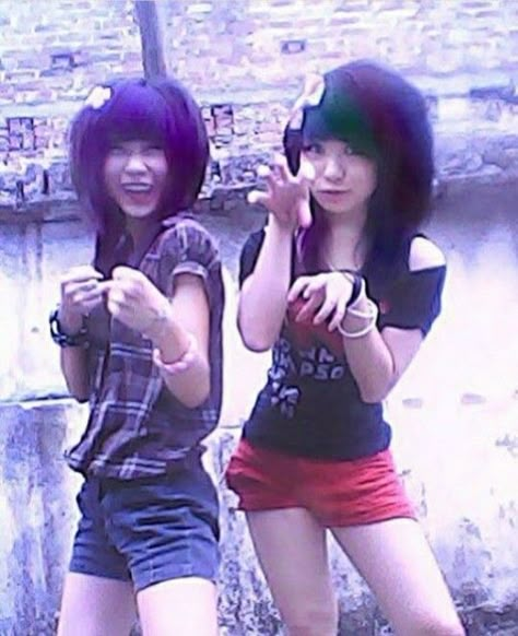 Scene Kid Fashion, Scene Emo Fashion, Girl Duo, Scene 2000s, Emo Scene Girls, Emo And Scene, 2000s Scene, Emo Princess, Emo Scene Hair