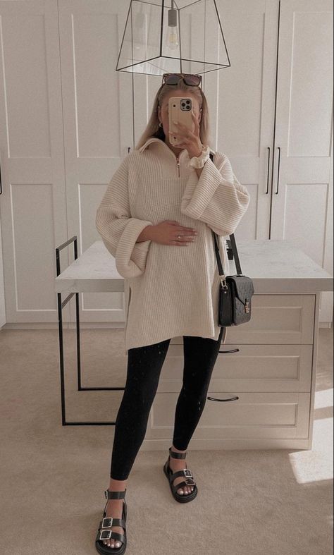 Cute Simple Maternity Outfits, Pregnacy Winter Outfit, Pregnate Outfit Winter, Pregnant Outfit Ideas Winter, Pregnant Woman Winter Outfit, Maternity Plus Size Fashion, Pregnant In The Winter Outfits, Pregnancy Outfits Winter Casual, Minimalist Pregnancy Outfits