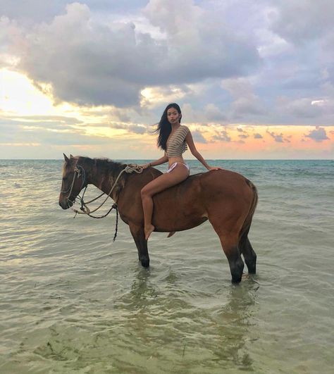 Beach Horseback Riding, Horse Photoshoot Ideas, Woman Riding Horse, Pictures With Horses, Horseback Riding Outfits, Horse Riding Outfit, Ig Models, Cindy Kimberly, Horse Photography