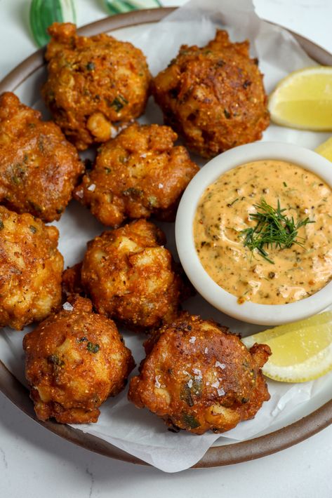 Scallop Fritters ❤️ These fritters are crispy, light SO delicious! So easy to make and perfect for hosting. Cold Scallop Appetizer, Scallop Fritters, Scallop Cakes, Deep Fried Scallops, Scallop Appetizer, Scalloped Cake, Bay Scallops, Fried Scallops, Conch Fritters