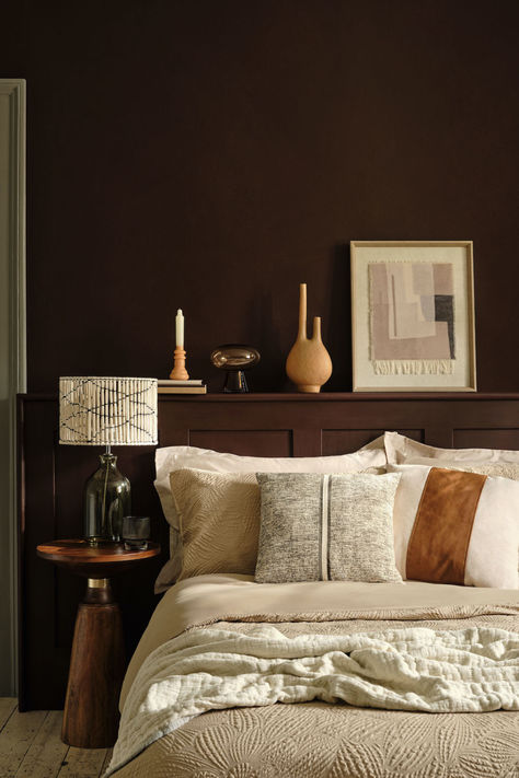 A bedroom featuring a warm bedroom aesthetic with deep chocolate brown walls, layered textures, and rich caramel accents in cushions and décor. Brown Bedroom Walls, Chocolate Brown Bedrooms, Warm Bedroom Aesthetic, Chocolate Brown Walls, Relaxed Boho Style, Brown Accent Wall, Aesthetic Bedrooms, Cosy Aesthetic, Calm Art