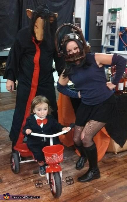 (The Saw Family Halloween Costume)  I love the notion that families can bond over scary movies. Saw Family Costume, Scary Sibling Costumes, Saw Couples Costume, Saw Pig Costume, Saw Costume Couple, Horror Family Costumes, Good Cosplay Ideas, Creepy Family Halloween Costumes, Saw Movie Costume