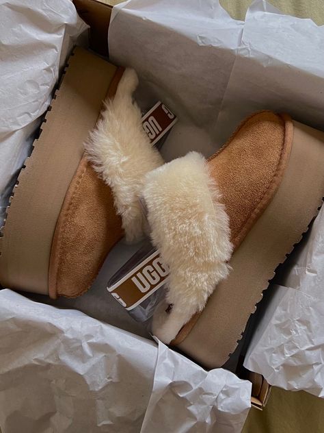 Ugg Aesthetic, Earthy Fits, Ugg Funkette, Ugg Season, Cute Uggs, Ugg Slippers Women, Chic Tattoo, Baby Uggs, Preppy Shoes