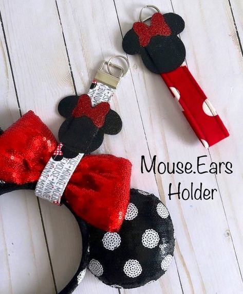 Mouse Ear Holder - Etsy Bag Holder Diy, Mickey Ear Holder, Badge Holders Diy, Leather Badge Holder, Disney Cricut, Disney Wear, Diy Mickey Ears, Disney Diy Crafts, Disneyland Ears