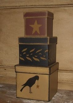 paint old boxes Primitive Crow, Primitive Decor Ideas, Stacking Boxes, Primative Decor, Primitive Painting, Shaker Boxes, Pantry Boxes, Primitive Homes, Úložný Box