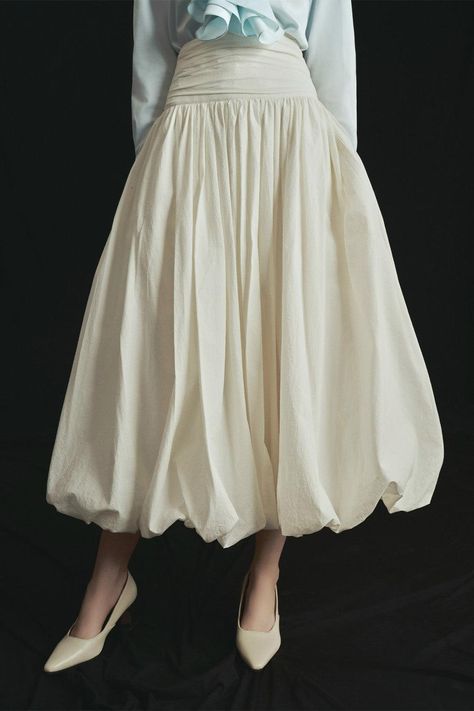 Expertly crafted from organic cotton, the skirt is both sustainable and stylish. The gathered design creates a flattering silhouette while the midi length adds a touch of sophistication. Perfect for any occasion, this skirt is a must-have for the eco-conscious fashion lover. Balloon Skirt Dress, Gathered Skirt Outfit, Skirts Types, Gathers Skirt, Cream Skirt Outfit, Long Gathered Skirt, 2025 Fashion Trends, Unique Skirts Design, Midi Skirt Outfits