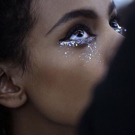 Silver glitter under eye - beauty inspiration for GLOWLIKEAMOFO.com Alana Hadid, Ball Aesthetic, Glitter Balloons, Rave Makeup, Night Court, Wedding Court, A Court Of Mist And Fury, Fantasias Halloween, Make Me Up