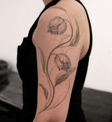 25 Flow Tattoos That Are All About Fluidity, Freedom, And Creativity Freehand Flower Tattoo, Flow Tattoo, Abstract Flower Tattoos, Feminine Tattoo Ideas, Love Being Single, Understanding Women, Guy Talk, Feminine Tattoo, Zodiac Signs Aries