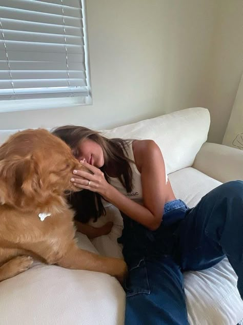 Girl With Golden Retriever, Golden Retriever Girl, Gold Retriever, Perros Golden Retriever, She Will Be Loved, Golden Retriever Mom, Girl With Brown Hair, Pet Mom, Cute Little Puppies