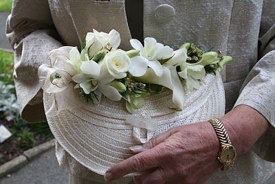 Formal Handmade Cream Bags, Ladies Corsage Wedding, Handbag Corsage Wedding, White Wedding Corsages For Mothers, Corsage Wedding Mother Wristlets Pearl Bracelets, Mother Of The Bride Flowers, Alternative Buttonholes, Bridesmaid Diy, Flower Corsage