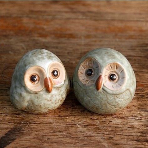 Ceramic Owls Pottery, Egg Accessories, Owl Pottery, Itsekovettuva Savi, Men's Costumes, Clay Owl, Art Coquillage, Beginner Pottery, Pottery Animals