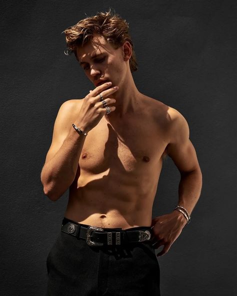 Austin Butler is the Cover Star of VMAN Fall Winter 2022 Issue - Male Model Scene Scotty Moore, Tom Parker, Male Celebs, Elvis Movies, V Magazine, Austin Butler, Elegante Casual, Hot Actors, Robert Pattinson