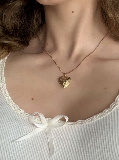 heart locket necklace #necklace #jewelry #coquette #hyperfeminine #oldmoneyaesthetic #white #shein #newpost #like #follow #instagram #tiktok #lanadelrey #lilyrosedepp Gold Jewelry Coquette, Good Heart Locket, Shein Heart Necklace, Coquette Heart Necklace, Downtown Jewelry Aesthetic, Coquette Gold Jewellery, Heart Locket Outfit, Aesthetic Heart Necklace, Shein Jewelry Aesthetic