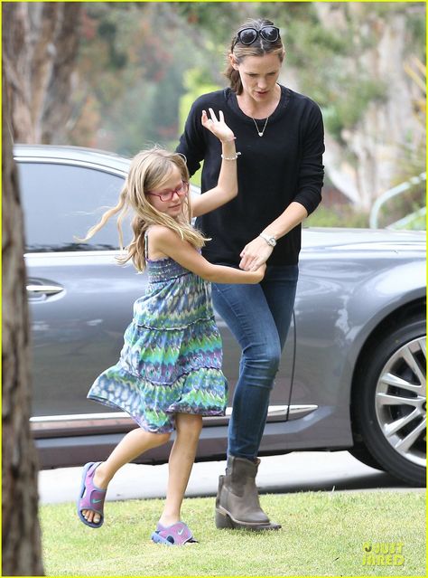 Jennifer Garner takes her daughter Violet to a doctors appointment on August 14, 2013 Doctors Appointment, Blue Ivy, Celebrity Kids, Celebrity Moms, Jennifer Garner, Katie Holmes, Salma Hayek, Miranda Kerr, Kim Kardashian